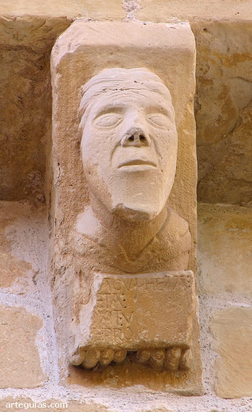 Canecillo con un hombre y una inscripci&oacute;n