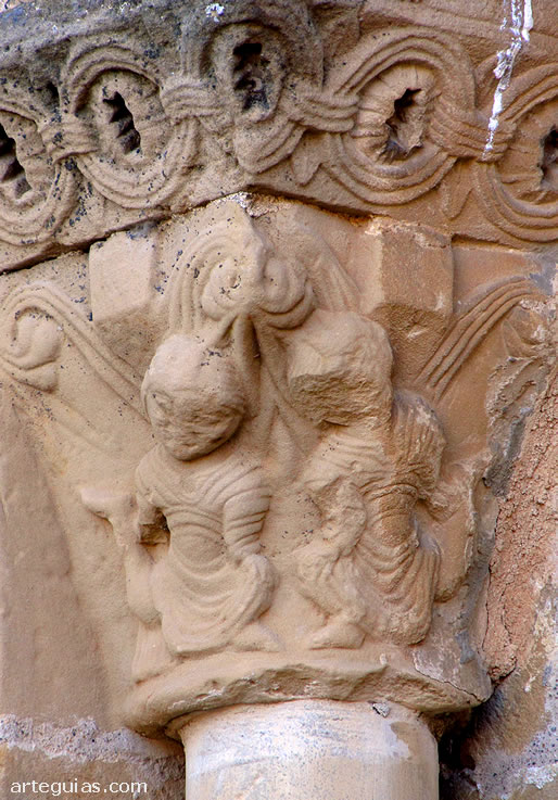 Capitel del ventanal absidal