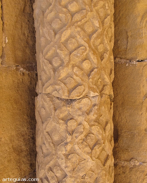 Fuste de una de las columnas de la puerta