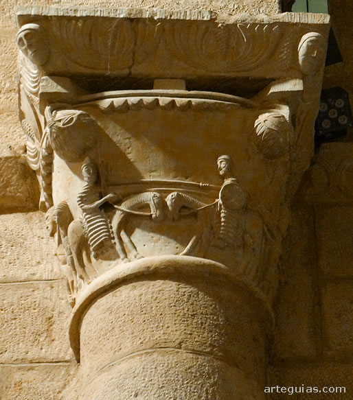 Capitel de combate entre guerreros