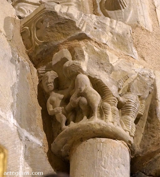 Escena de coito en un capitel