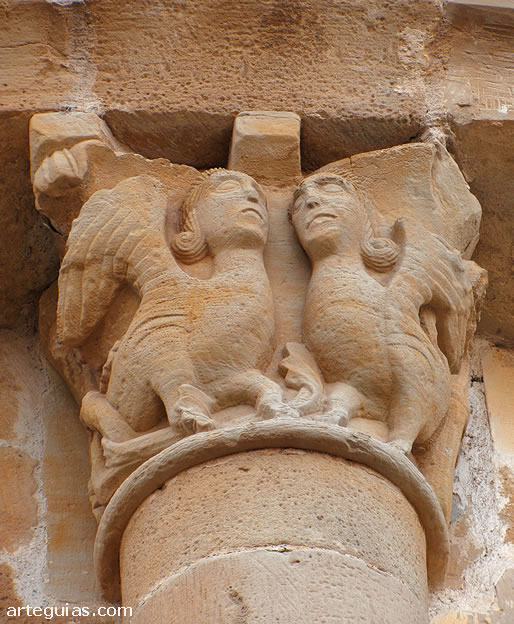 Capitel del &aacute;bside con una pareja de arp&iacute;as