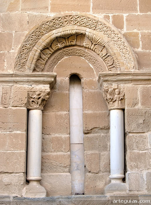 Ventanal del muro presbiterial norte