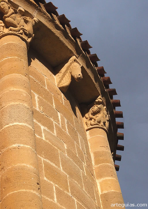 Detalle del &aacute;bside de la iglesia de Och&aacute;nduri