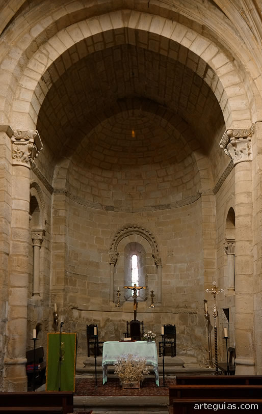 Interior de la iglesia de Och&aacute;nduri