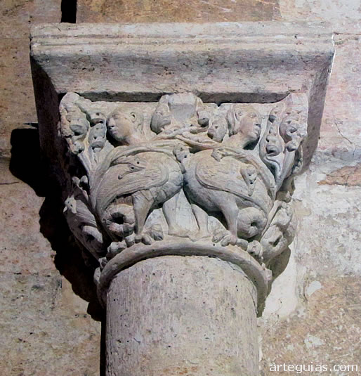 Parajas de arpías en una de las columnas del arco triunfal