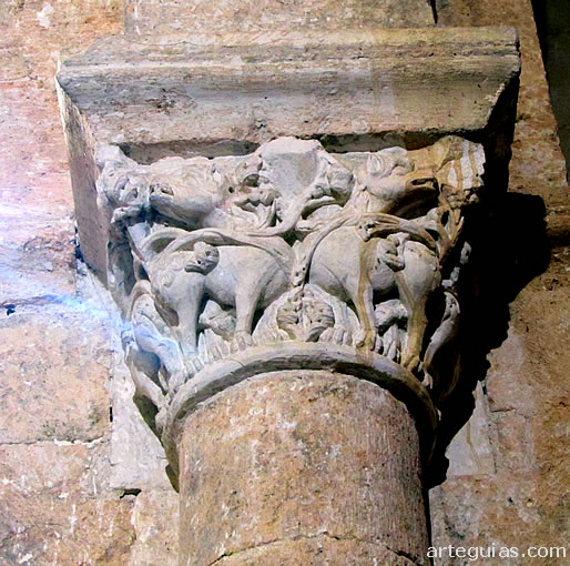 <leones en un capitel del arco triunfal