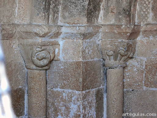 Los otros dos capiteles de la puerta románica de Oquillas