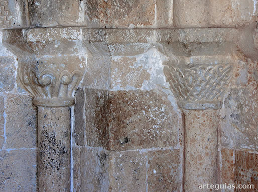 La puerta de ingreso de la iglesia es sencilla: aquí se ven dos columnas