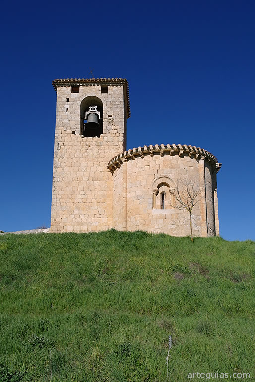 La iglesia de Oquillas se asienta sobre un altozano que domina el caserío del pueblo