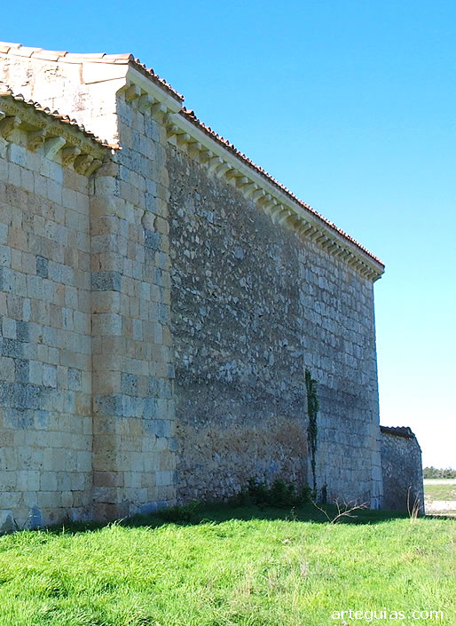 Diferente material constructivo en el muro septentrional de la nave