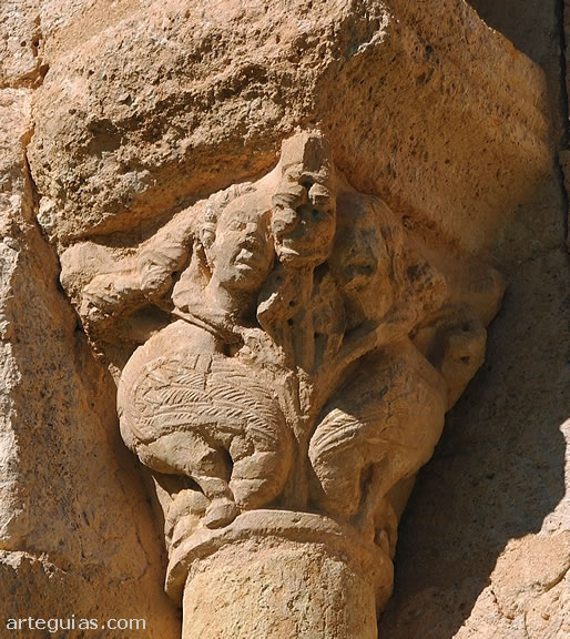 Pareja de arpías con flores de aro