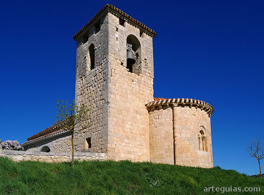 La iglesia de Oquillas desde el sureste con el campanario en primer plano