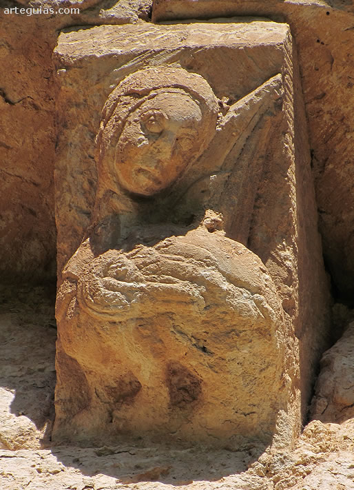 Arpía en un canecillo de la cabecera de la iglesia
