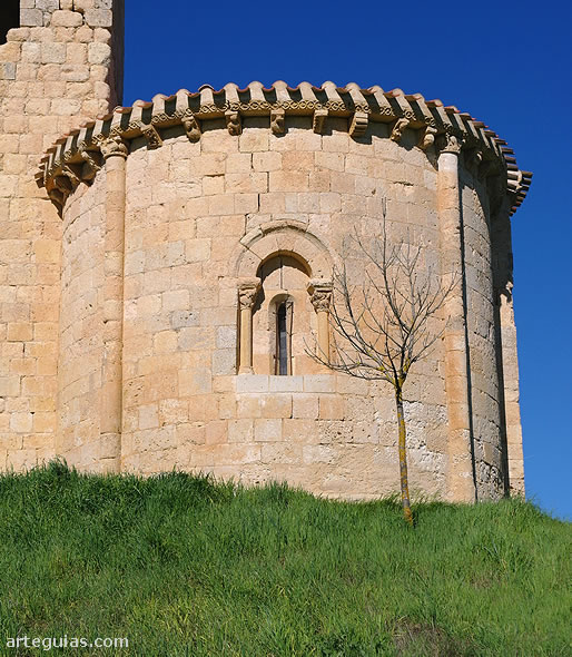 Imagen del ábside en una mañana de primavera