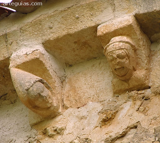 Dos personajes retratados en los canecillos de la iglesia de Pecharrom&aacute;n