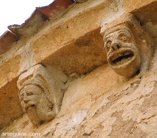 Hombe con cuernos de ciervo y cabeza grotesca