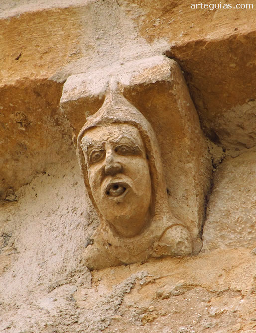 Canecillo de un hombre con capucha
