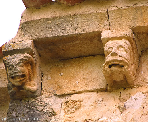 Canecillos con personas en actitudes histri&oacute;nicas