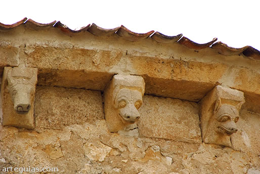 Canecillos con cabezas de perros o lobos y una vaca