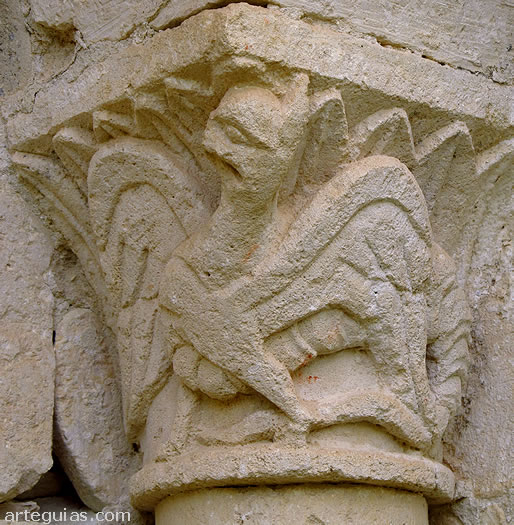 Capitel con el relieve de un drag&oacute;n