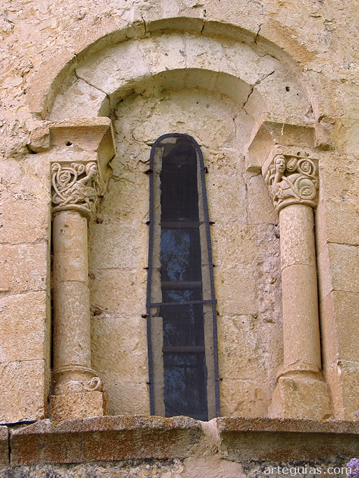 Ventanal del &aacute;bside de la iglesia de Pecharrom&aacute;n