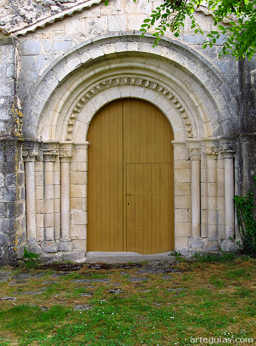 Puerta en el costado norte de la iglesia de San Andr&eacute;s de Pecharrom&aacute;n, Segovia