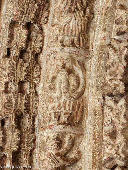 La portada de la iglesia de Pe&ntilde;acerrada est&aacute; cuajada de escultura