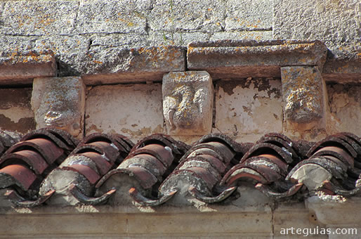 Canecillos rom&aacute;nicos en el costado sur