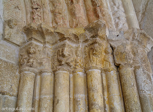 Iglesia de Pe&ntilde;acerrada, &Aacute;lava: columnas de la portada tardorrom&aacute;nica