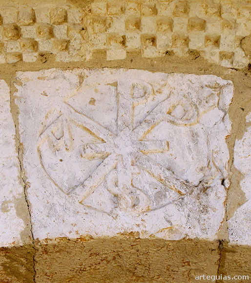 Crism&oacute;n grabado en una de las arquivoltas