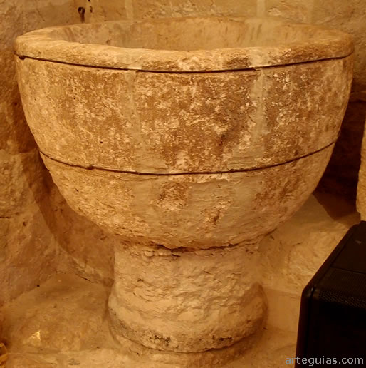 Pila bautismal rom&aacute;nica en el interior de la iglesia de Pinillos de Esgueva
