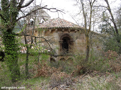 La iglesia de Pino se encuentra a las afueras de la localidad, rodeada de bosque