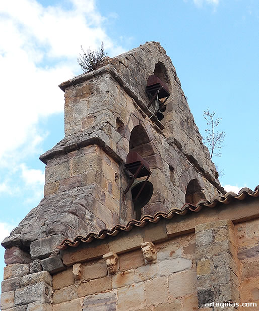 Espada&ntilde;a sobre el muro de cierre de la iglesia (imafronte)