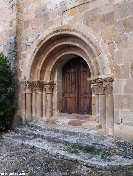 Puerta rom&aacute;nica de la iglesia de Pino de Bureba