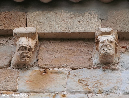 Dos capiteles goticistas de la cornisa del muro meridional