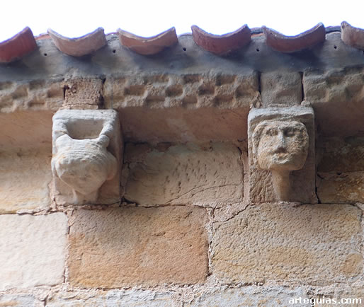 Dos canecillos de la cornisa del &aacute;bside