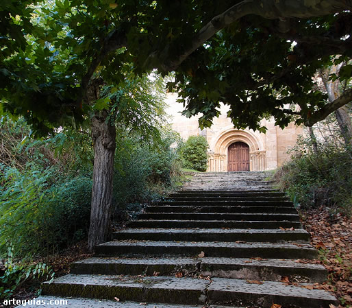 Imagen de la escalera que conduce hasta la iglesia de Pino de Bureba, Burgos