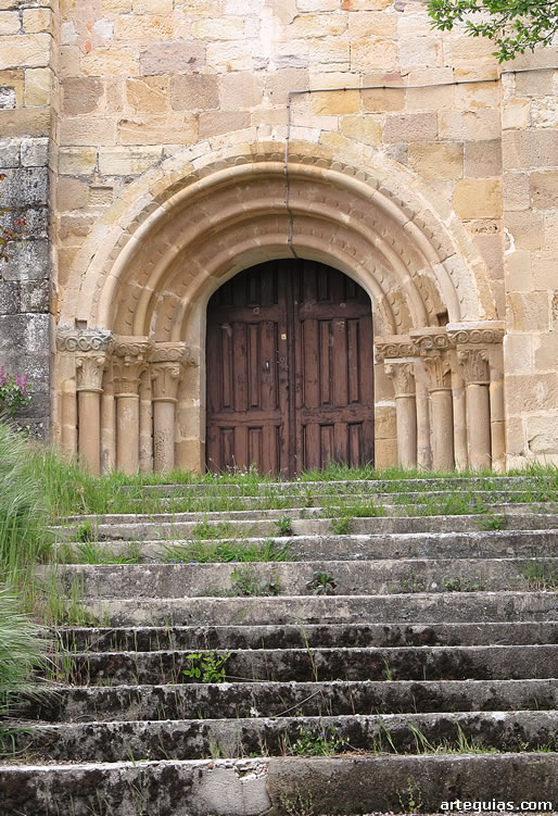 Hasta la puerta se llega por una prolongada escalera de piedra