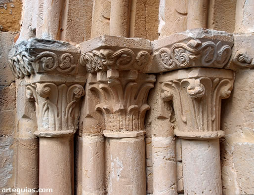 Capiteles del lado oeste
