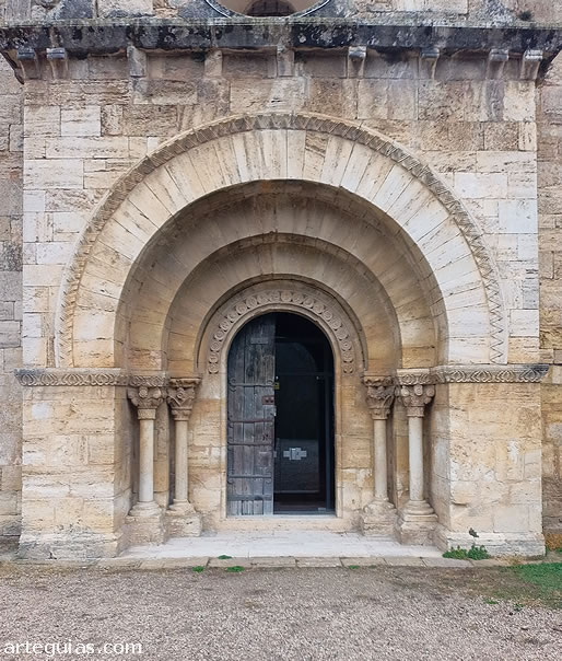 Puerta de la iglesia de Porqueres, Girona