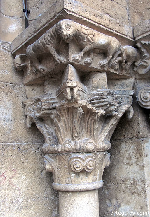 Capitel de la puerta con leones en el cimacio