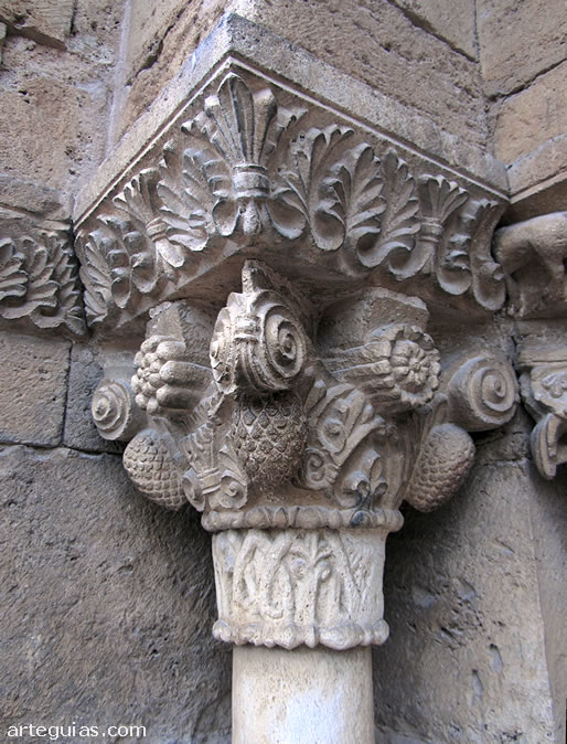 Capitel de la puerta