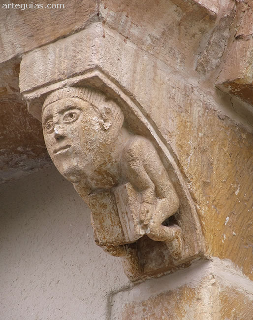 Hombre con libro abierto