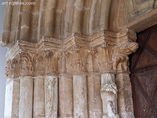 Columnas y capiteles de la puerta de San Juan de Priorio