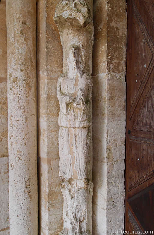 Una de las estatuas column