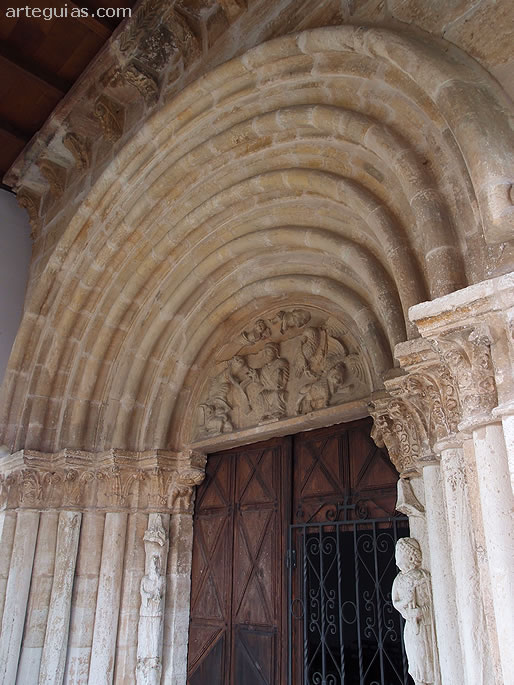 Monumental portada rom&aacute;nica de Samn Juan de Priorio