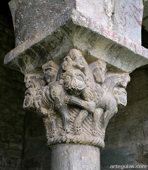 Iglesia de Queralbs: capitel con leones de la galer&iacute;a porticada