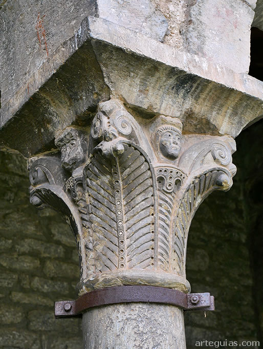 Personaje entre volutas