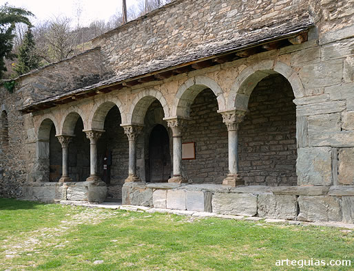 Galer&iacute;a porticada. Iglesia de Queralbs